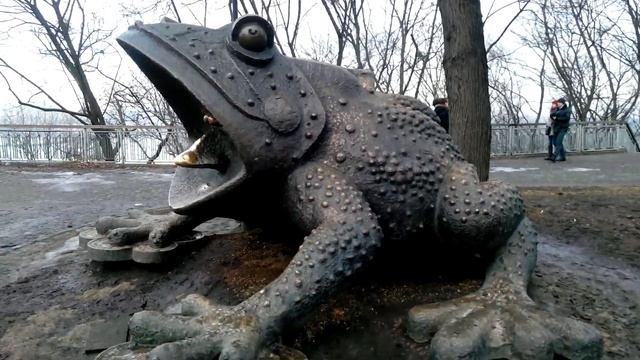 огромная лягушка - МАРИИНСКИЙ ПАРК - памятники Киева смотреть онлайн