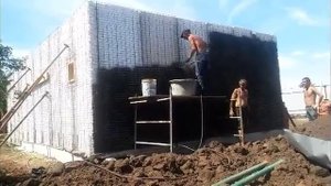 Дом купить или строить из СИП-бетона "Русская стена" часть 5 я, нанесение бетона первый слой снаруж