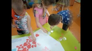 Ребята подготовительной группы оформляют Стенгазету для любимых мамочек