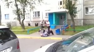 Пьяные пожилые мужчины дерутся возле подъезда