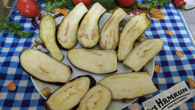 Рулетики из баклажанов с помидорами и чесноком
