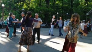 2) "Самба". 5 июня 2022. Танцы для всех. Москва. Танцевальная площадка рядом с метро Орехово.