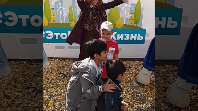 Самир поёт на празднике в микрорайоне "Новая жизнь" для будущих первоклассников,30 август,2019год смотреть онлайн