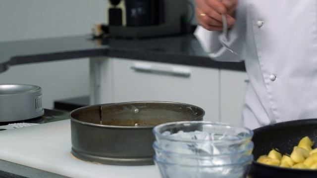 Как приготовить шарлотку ? Рецепт ШАРЛОТКИ на ?? французский манер от шеф-повара Кирилла Голикова