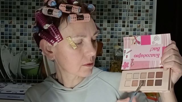 Крашусь и болтаю/Вот такой макияж получается, когда работаешь на дядю смотреть онлайн