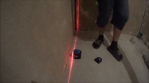 Установка металлического маяка на стену под штукатурку в ванной