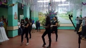 ТАНЕЦ ДЕВОЧЕК 7 КЛАССА 2017г.(перезалив)