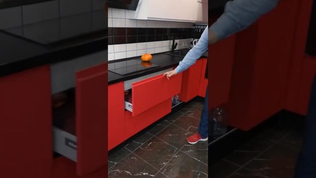 Скрытые ящики для хранения столовых приборов на кухне