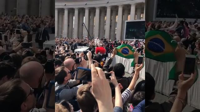 Католическая Пасха в 2018 году. Папа Римский на площади Святого Петра в Ватикане