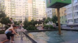 Дети купаются в фонтане, жара, духота 13 августа