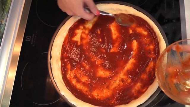 Домашняя пицца в духовке. Вкусная пицца с колбасой. Быстрый рецепт / Homemade pizza. Eng sub