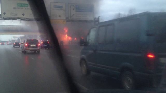 Пожар на МКАД,перед поворотом на Каширское шоссе. смотреть онлайн