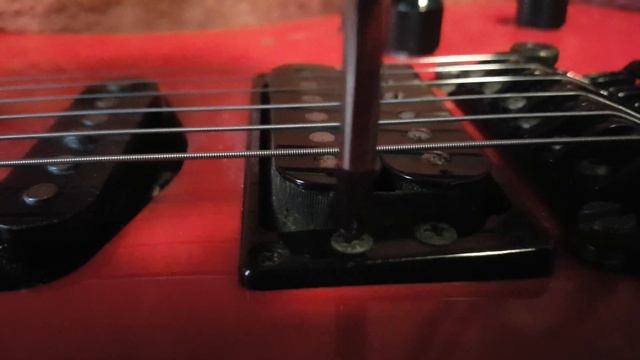 Yamaha RGX -   3-х винтовая регулировка положения корпуса звукоснимателя относительно струн