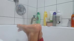 щекотка пяток в ванной под душем=)