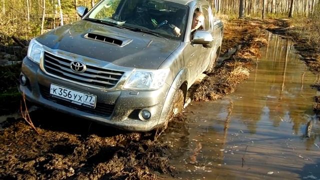 Toyota hilux picup в торфяном болоте. смотреть онлайн