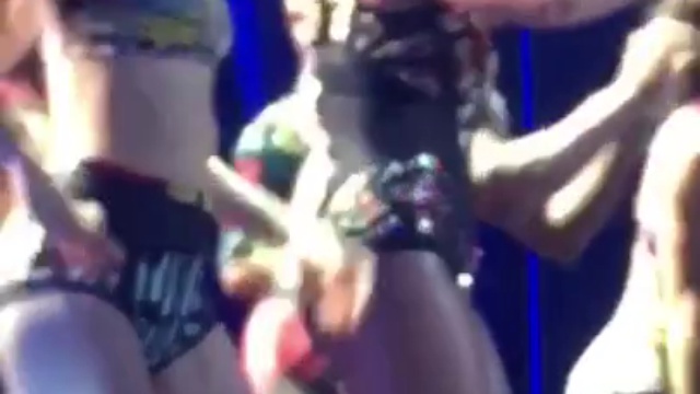 Britney Spears falls on stage in Vegas 29.04.2015  