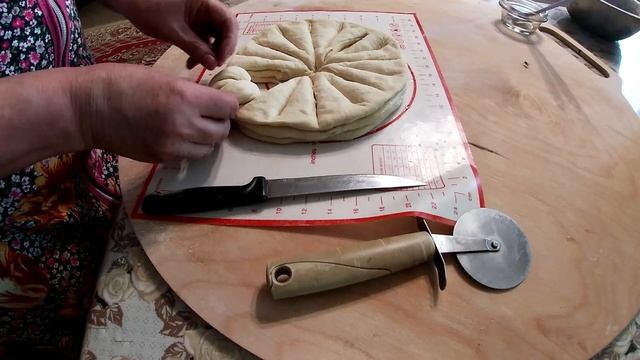 Красивый пирог цветок со сладкой начинкой и свежей ежевикой