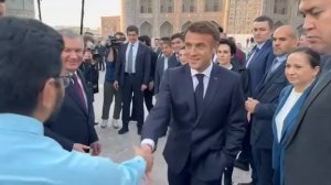 Шавкат Мирзиёев и Эммануэль Макрон общаются с простыми жителями Самарканда