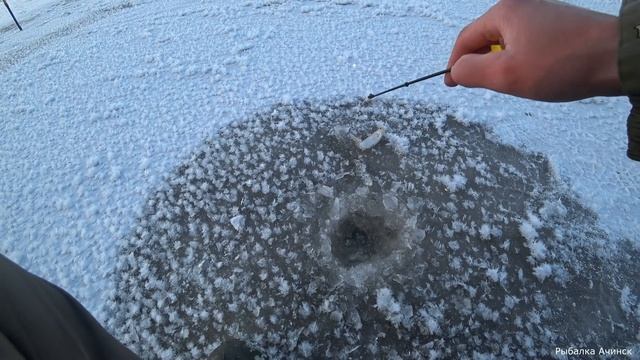 РЫБАЛКА НА ЗАБЕРЕГАХ РЕКИ ЧУЛЫМ! зимняя рыбалка! первый лед на реке Чулым! смотреть онлайн