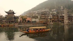 Лодочник в городе Фэнхуан (Fenghuang Ancient City, 凤凰县) в Китае