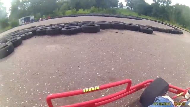 Vlog:мега влог катаемся в парке и едим окуня с черной икрой который а еще собаки:) смотреть онлайн