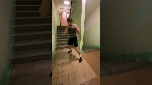 Бой в телефонной будке. Провожаем тренироваться дома смотреть онлайн