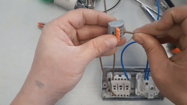 Как подключить двухклавишный выключатель С Розеткой....