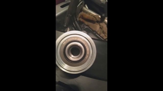 Замена обгонной муфты генератора на VW Tiguan TDI смотреть онлайн