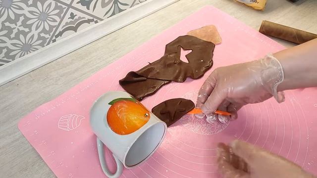 Украшаем тортик пластичным шоколадом в форме солдатского ремня смотреть онлайн