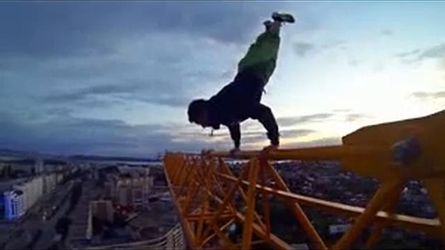 Что он вытворяет на кране смотреть онлайн