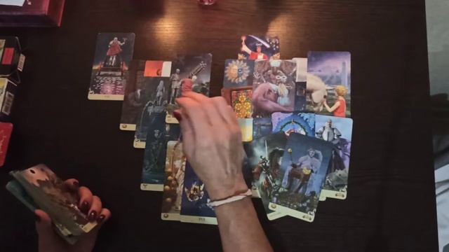  Как мне себя вести с загаданный человеком? Таро расклад на отношения.