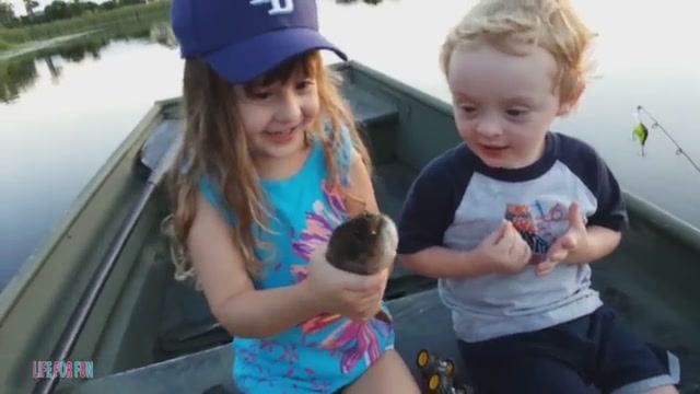 Приколы.Смешная реакция ребенка на рыбу,акул,котиков. смотреть онлайн
