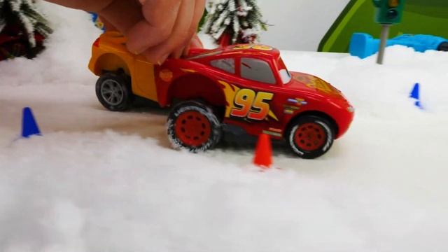 Маквин застрял в снегу, а Снегоуборочная Машинка ему помогает — Видео про машинки — Мастер Тук-Тук смотреть онлайн