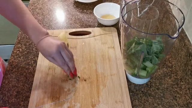 Detox green smoothie for weight loss. (Очищающий зеленый детокс смузи из овощей и фруктов). смотреть онлайн