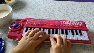 Как сыграть мелодию упорный и отважный на детском пианино