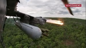 КА-52 отстреливает тепловые ловушки уходя от ракеты  ЗРК Стингер.mp4