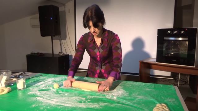 Цветок из дрожжевого теста [Кухня с акцентом] от Натии Шаташвили смотреть онлайн