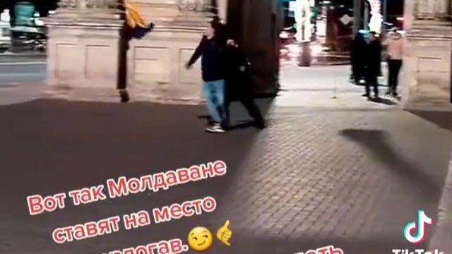 Житель Молдавии пнул украинский флаг