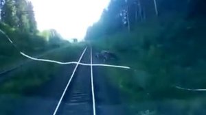 Поезд раздавил ниву.flv