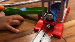 Играем с Томас и Друзья The boy is playing with Thomas & Friends