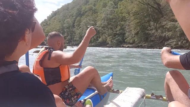 Рафтинг на реке Бзыбь в Абхазии с веселым инструктором смотреть онлайн