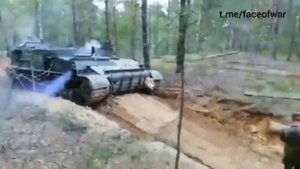 Солдата раздавило танком