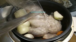 Куриный бульон в мультиварке. Считается вкусным, ароматным и очень полезным блюдом.