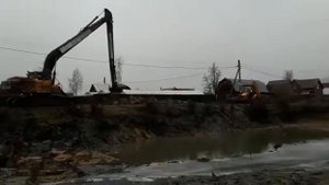 чистим пруд длинноруким экскаватором