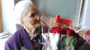 В Тахтамукайском районе поздравили одну из старейших жительниц Адыгеи с Днем Победы.
