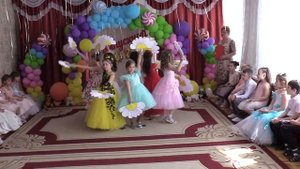 Танец с ромашками на выпускном утреннике.