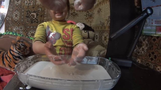 НЕНЬЮТОНОВСКАЯ ЖИДКОСТЬ! КАК СДЕЛАТЬ НЕНЬЮТОНОВСКУЮ ЖИДКОСТЬ.NON-NEWTONIAN FLUID смотреть онлайн