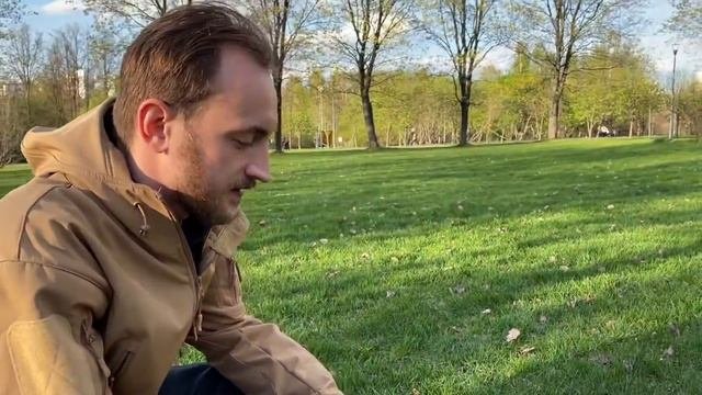 Джек-рассел-Терьер тренируется на прогулке