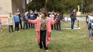 Пьяная бомжиха жжет 2