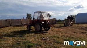 РАБОТА ТРАКТОРА С КОВШОМ НА ЗАДНЕЙ НАВЕСКЕ// ЧЕРПАЕМ ПЕСОК, ТРАМБУЕМ СТОЛБЫ.